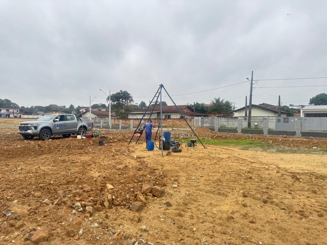 Equipe da Cabral em terreno com equipamento de sondagem